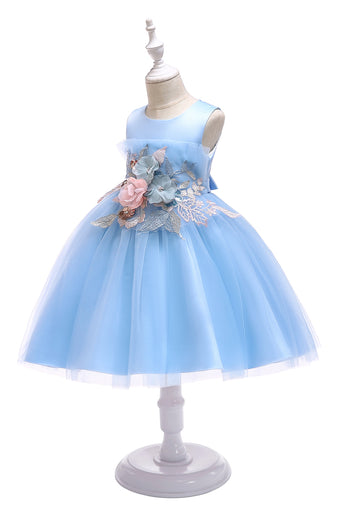 Um vestido de flor blush de joia de linha com apliques