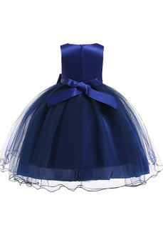 Um vestido de menina de flor inchada de linha com bowknot
