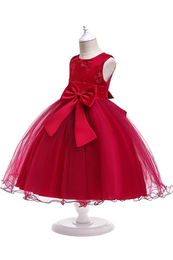 Um vestido de menina de flor inchada de linha com bowknot