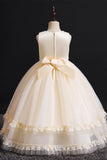 Um vestido de menina flor blush de linha com ruffles de renda