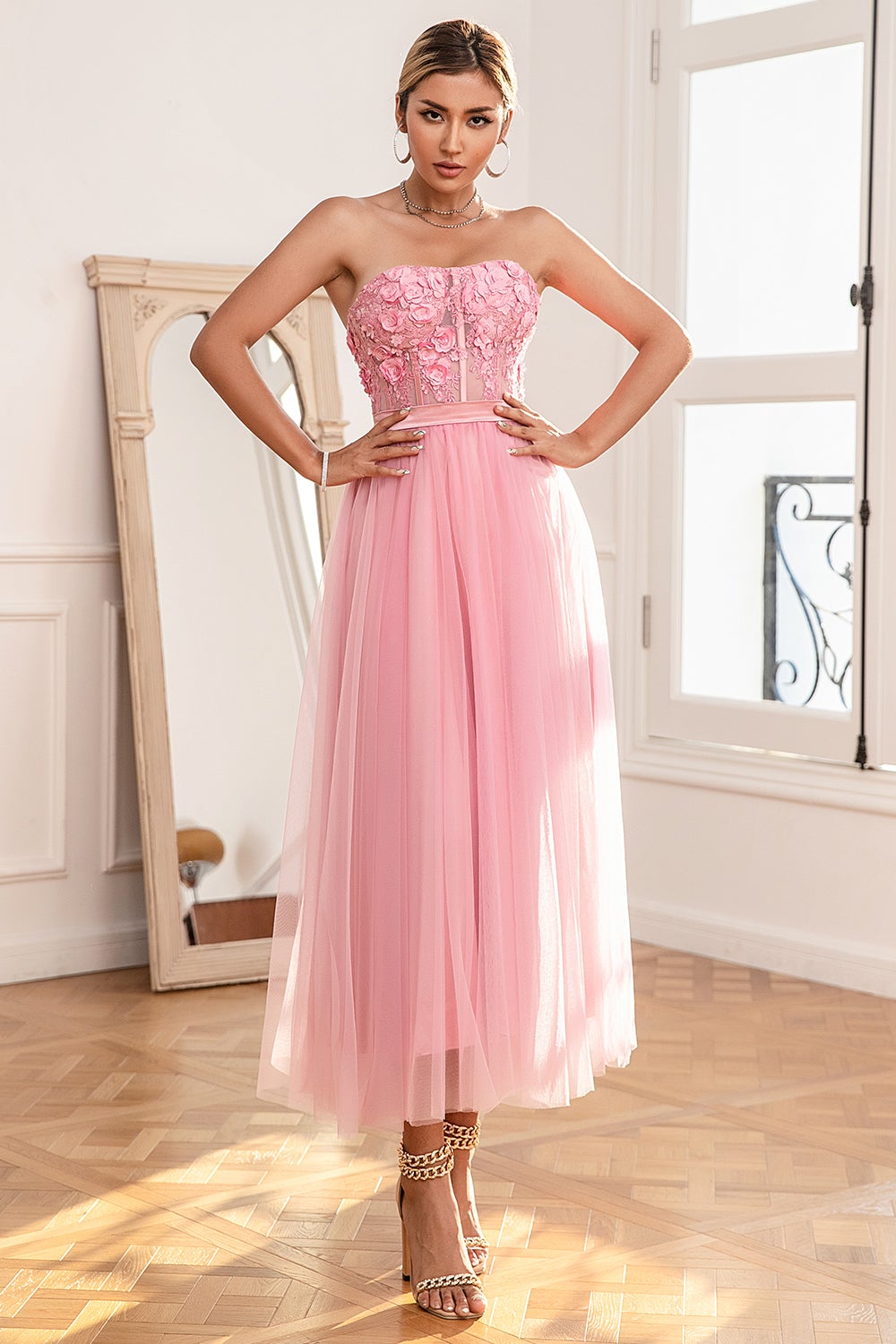Lindo um vestido de baile rosa sem alças de linha com apliques