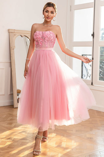 Lindo um vestido de baile rosa sem alças de linha com apliques