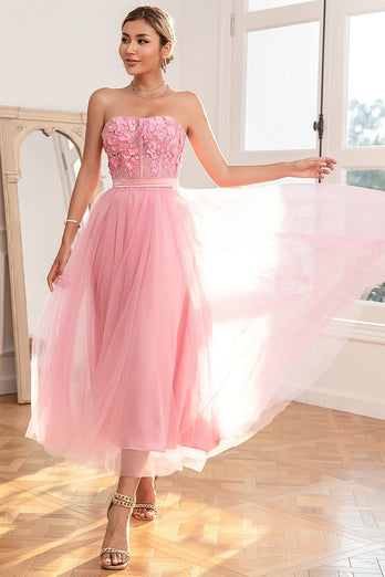Lindo um vestido de baile rosa sem alças de linha com apliques