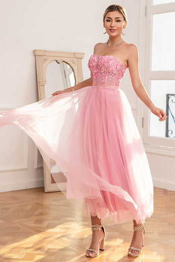 Lindo um vestido de baile rosa sem alças de linha com apliques