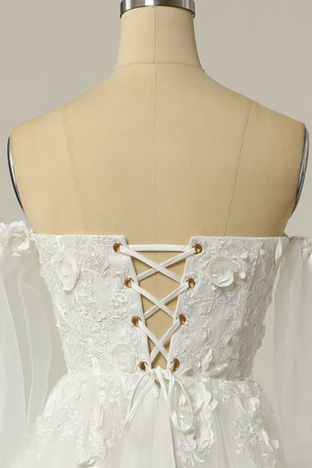 Uma linha fora do ombro marfim vestido nupcial com mangas compridas