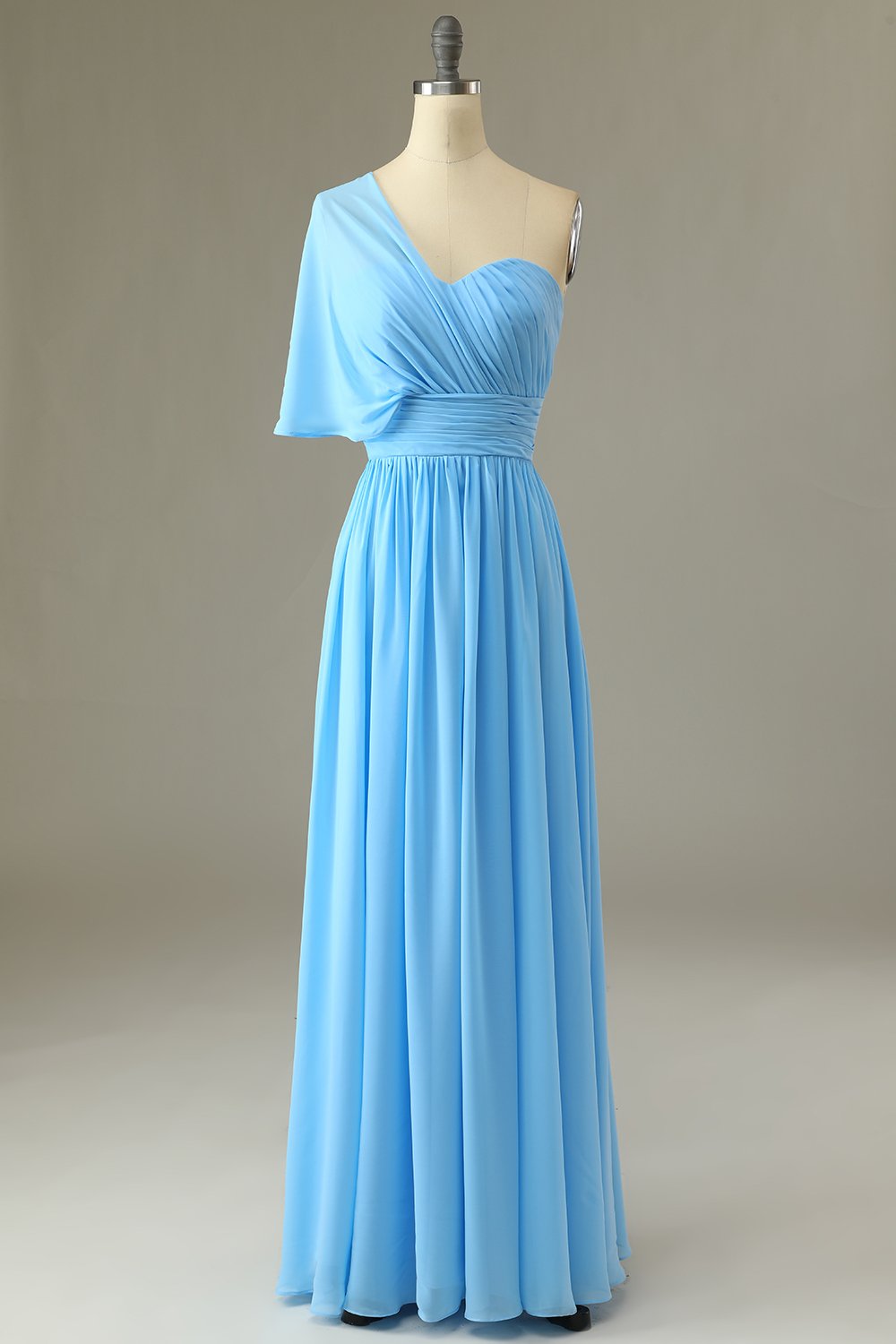 Um vestido de dama de honra azul ombro