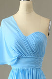 Um vestido de dama de honra azul ombro