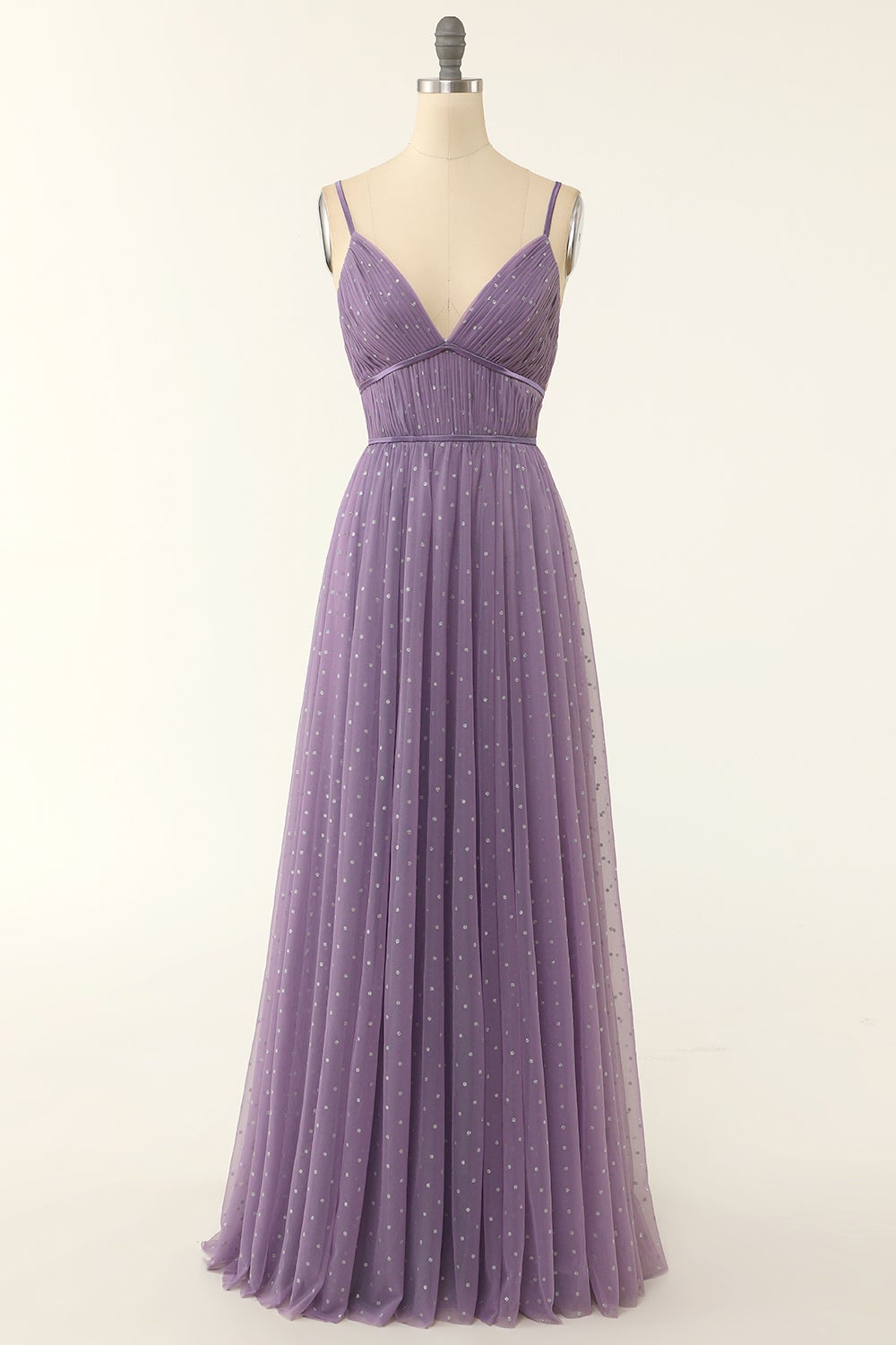 Um vestido de dama de honra de linha longa com folhos