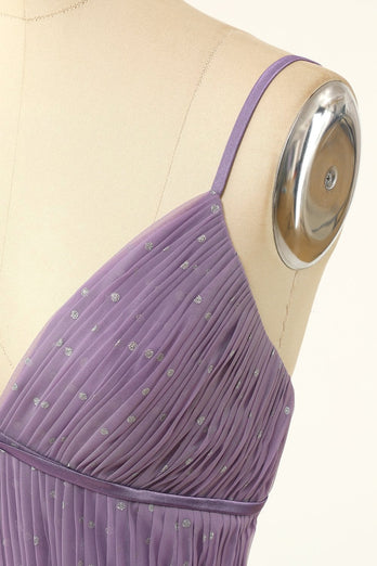 Um vestido de dama de honra de linha longa com folhos