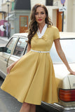 V Vestido amarelo de pescoço de 1950 com cinto
