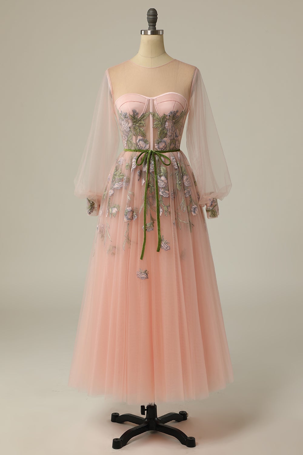 Um vestido de baile de baile de joias de linha leve nu longo com bordado