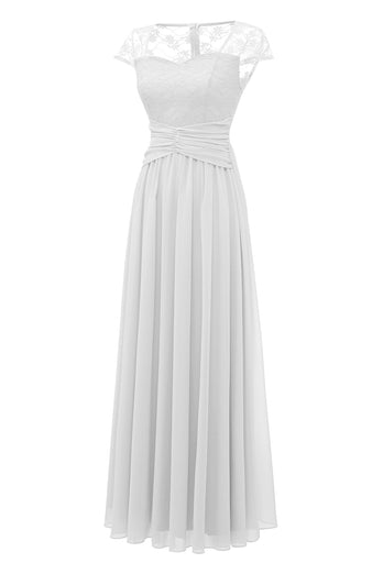 Elegante vestido branco de renda comprida com mangas de boné