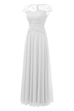 Elegante vestido branco de renda comprida com mangas de boné