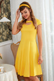 Buraco amarelo do vestido redondo do pescoço vintage